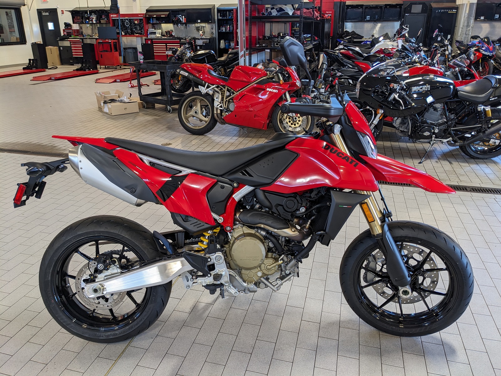 SRmoto-Ducati-Hypermotard-698-Project-Bike-New-2 SRmoto-Ducati-Hypermotard-698-Project-Bike-New-2